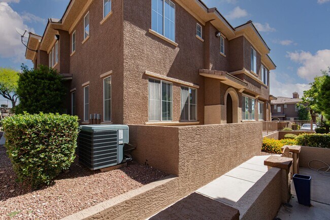 Photo - NW townhome with 2 car garage in gated community.