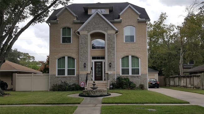 Building Photo - 5105 Maple St