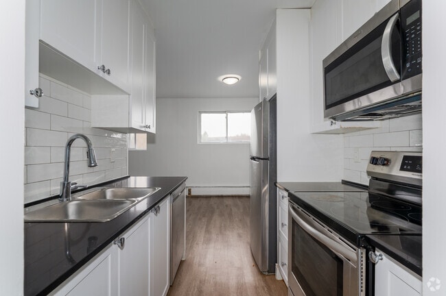 Interior Photo - 135 Connaught Avenue