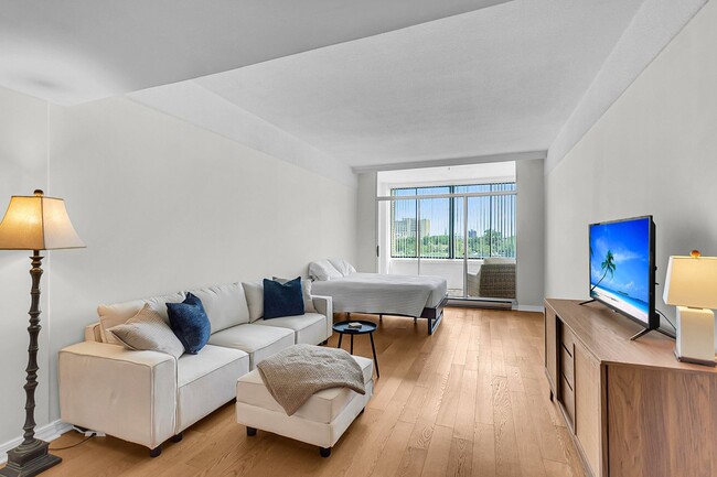 Building Photo - Downtown Charleston Living with Stunning Views