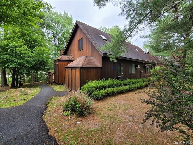 Building Photo - 14 Lakeside Dr