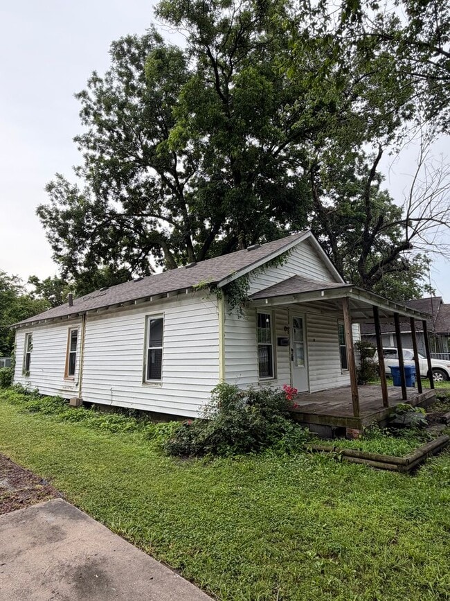 Building Photo - 3 Bedroom 1 Bath Home For Rent