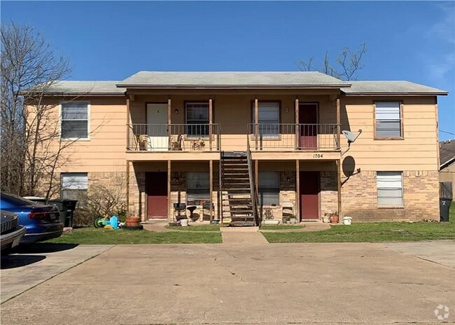 Building Photo - 1704 Cedarhill Dr Unit D Rental
