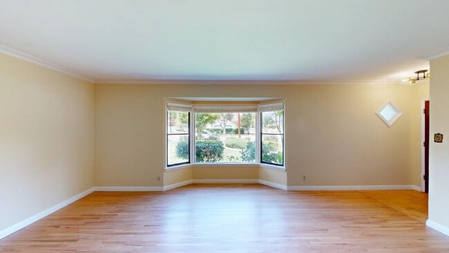 Photo - Newly Remodeled 4 Bedroom + Loft Home Avai...