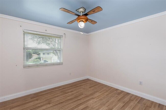 Photo - 681 Green River Ln