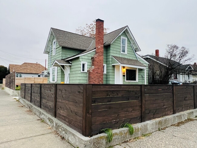 Photo - 260 W Chestnut St