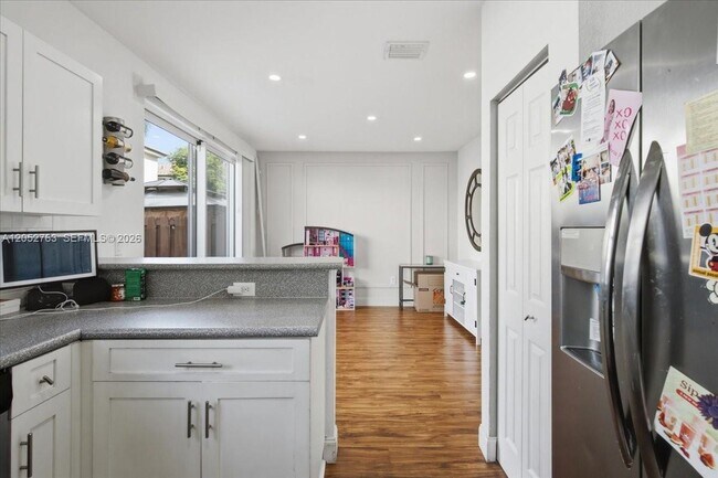Photo - 976 NE 42nd Ave