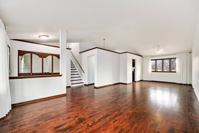 Photo - 887 Braintree Ln