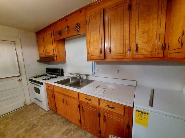 Kitchen - 1713 Thru St