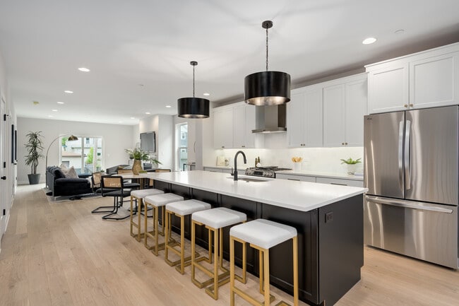 Photo - 1631 N Lawndale Ave Unit 1N