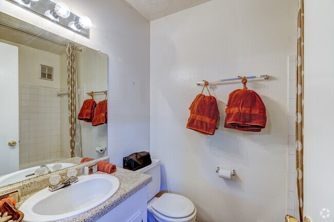 1BR, 1BA - 727SF - Bathroom - Lantern Village