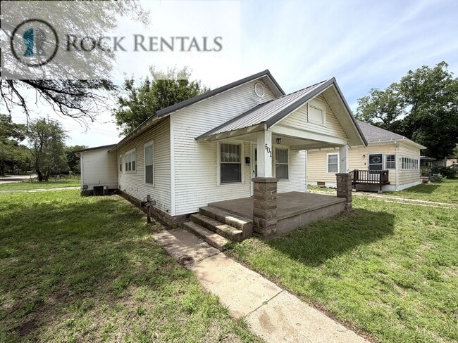 Building Photo - 3 Bed 1 Bath on Corner Lot