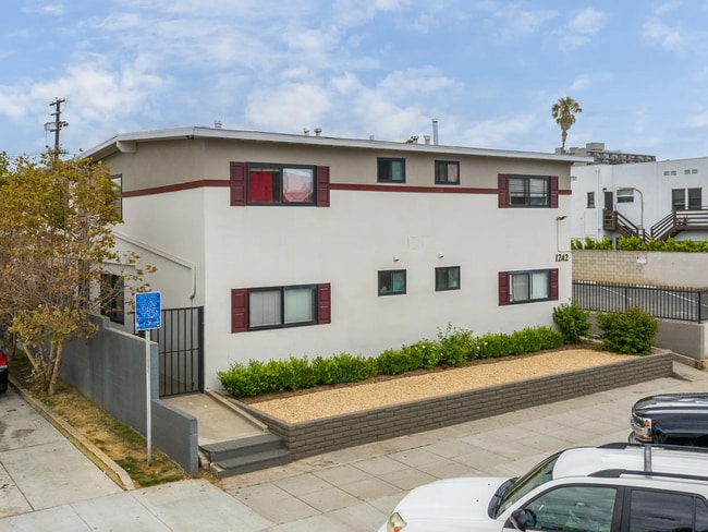 Building Photo - 1242 Cedar Ave Rental