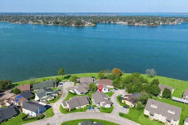 Photo - 17 April Point Dr N