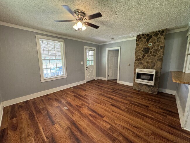 Photo - 2/1 Country House $895