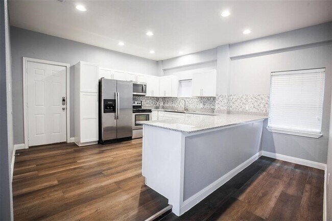 Photo - 504 W 35th St