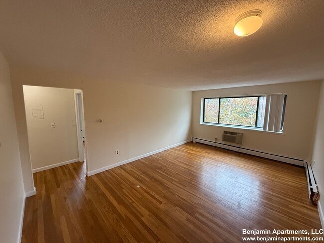 Building Photo - 99 Dustin St