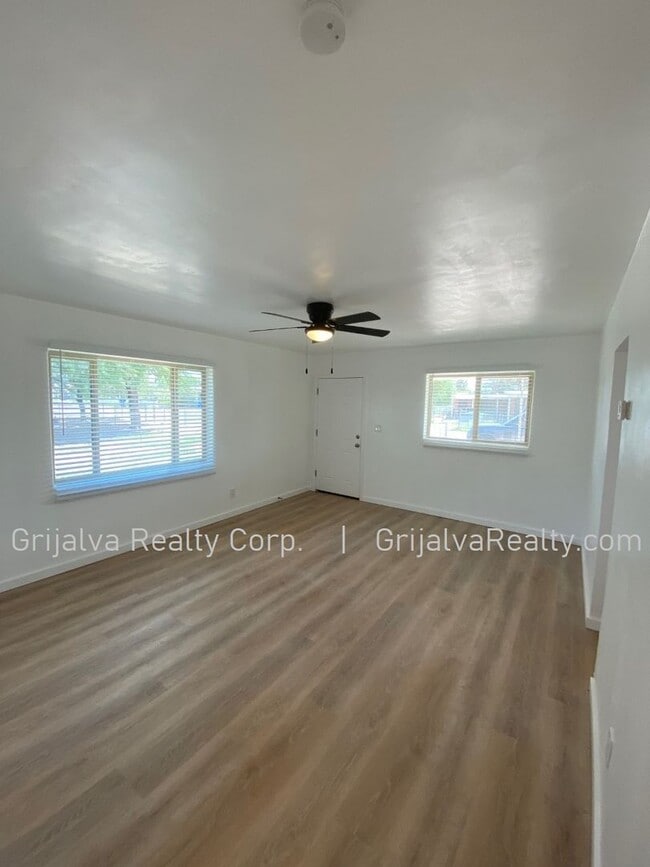 Photo - 4541 E 18th St Unidad 4541