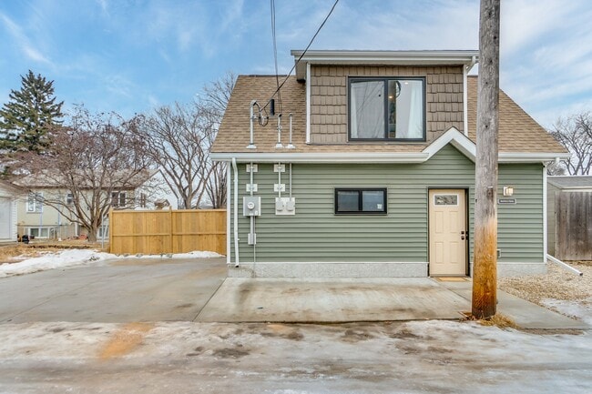 Building Photo - Bright 1-Bedroom Garage Suite & Double Garage/Parking Pad in Montrose Area