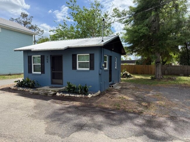 Photo - 1 Bedroom, 1 Bath Cottage