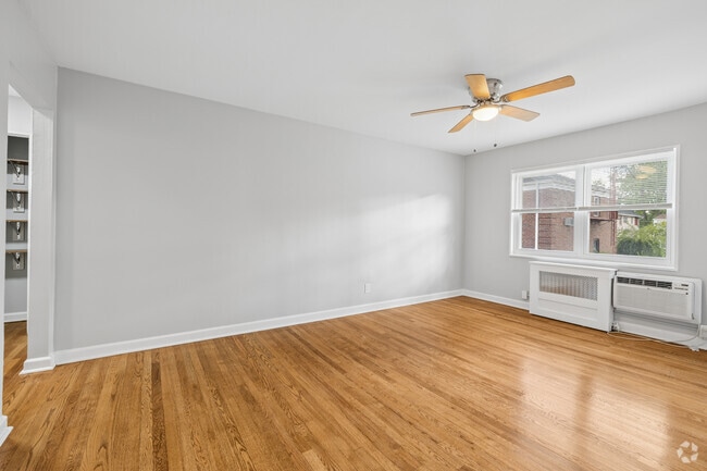 2BR, 1BA - 714SF - Living Room