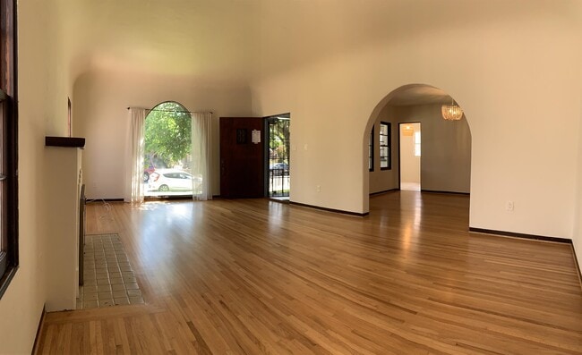 Photo - 4772 Edgeware Rd
