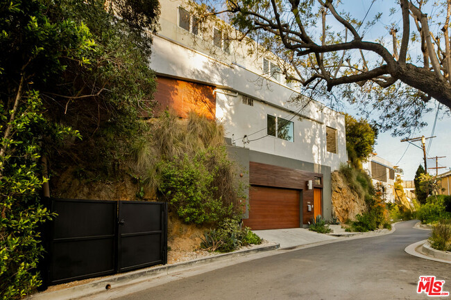 Building Photo - 8469 Franklin Ave Rental