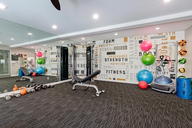 Gimnasio - Addison Arms, LP