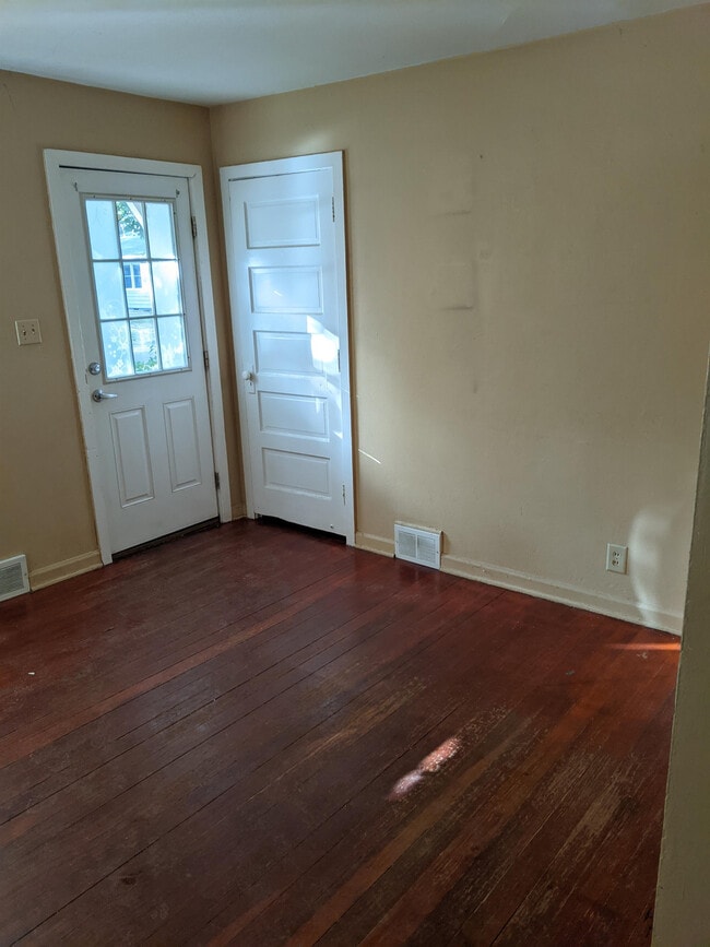 Photo - 608 N James St