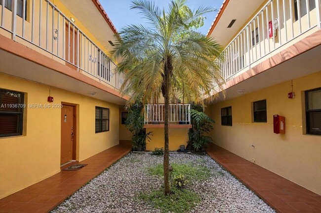 Photo - 3522 NE 166th St Unidad 7