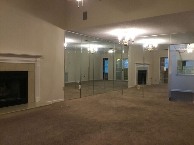 Photo - Located in Hunters Chase - 2 BR/2 BA w/ Fireplace, Office, & Landry Room ***MOVE-IN SPECIAL**** Unidad 1