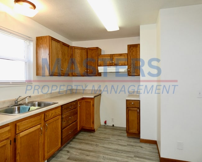 Photo - 2242 Kent St