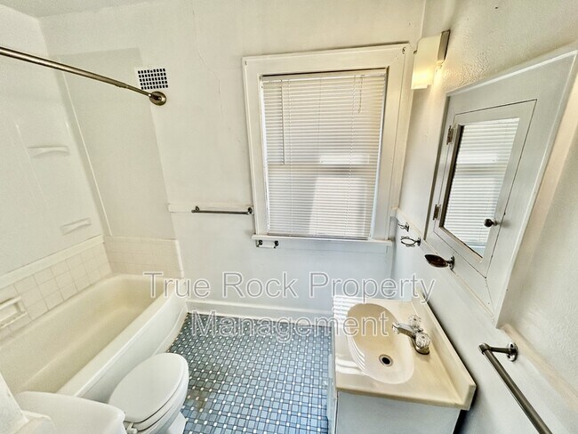 Photo - 1030 E 8th St