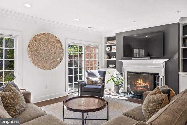 Photo - 3231 Sutton Pl NW