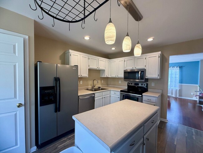 Photo - Beautiful 4 Bedroom Home for Rent – Pet Fr...