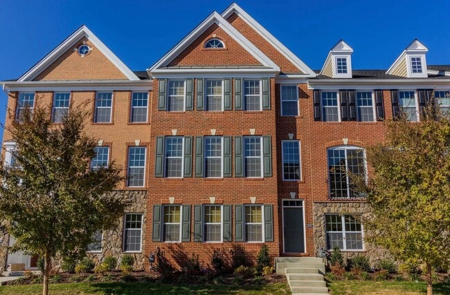 Building Photo - Stunning 3 Level, 3 Bed 3.5 Bath Townhome ...