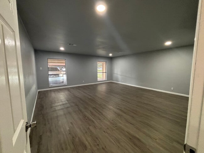 Photo - 1212 N Creek Dr