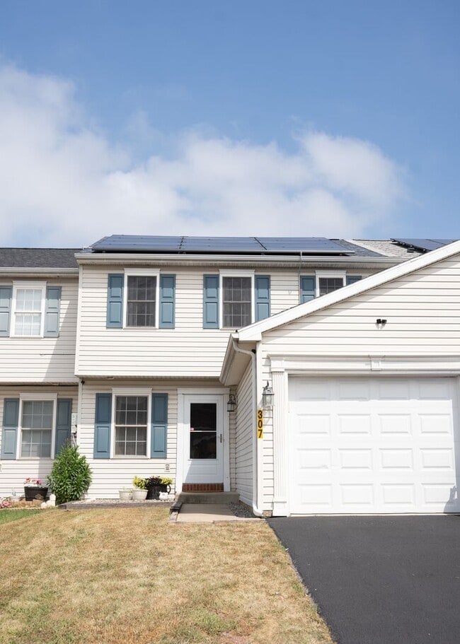 Building Photo - Charming 3 Bedroom, 1.5 Bath Townhome - EL...