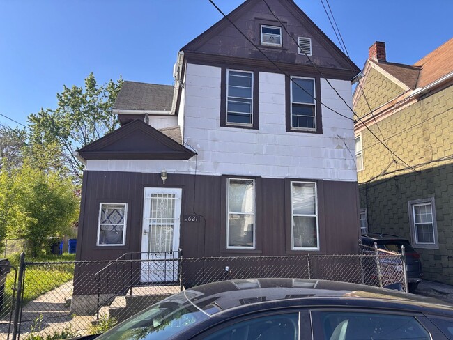 Building Photo - 3621 Sackett Ave Unit Front Up