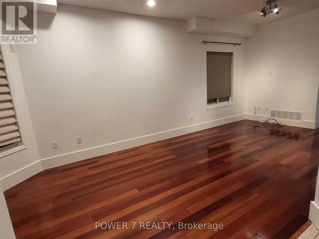 Photo - 254 Bur Oak Ave