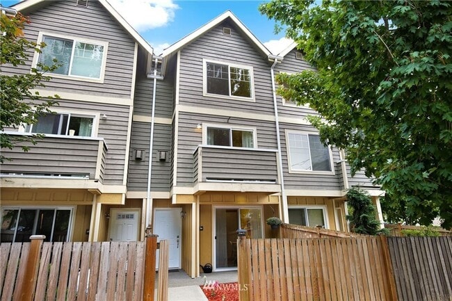 Building Photo - Spacious 2 bedroom + Office /Den, 2.5 bath... Rental