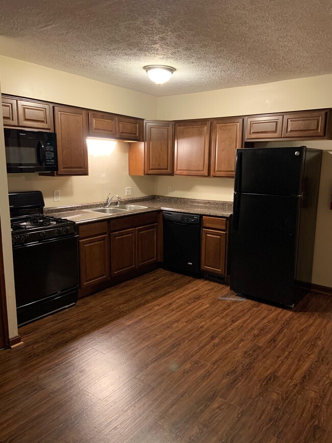 Photo - 1730-1732 Tamarack Rd