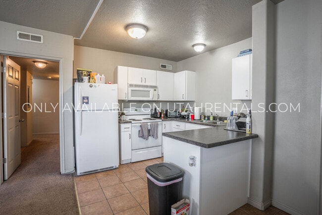 Building Photo - 892 E 700 N Rental