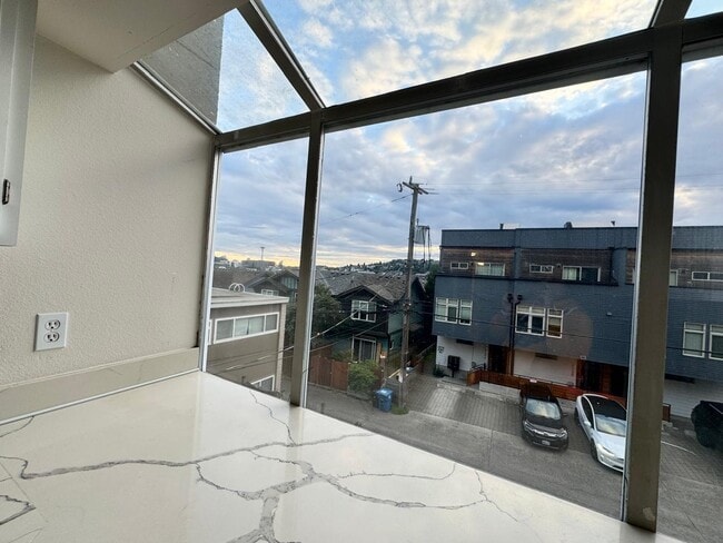 Photo - 2017 Eastlake Ave E Unit 203