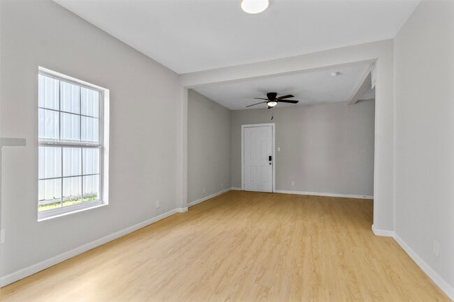 Photo - 405 Medina St