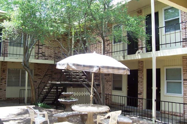 Courtyard - Heritage House