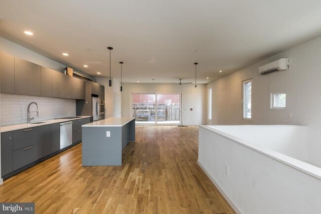 Building Photo - 2328 Memphis St Unit B2