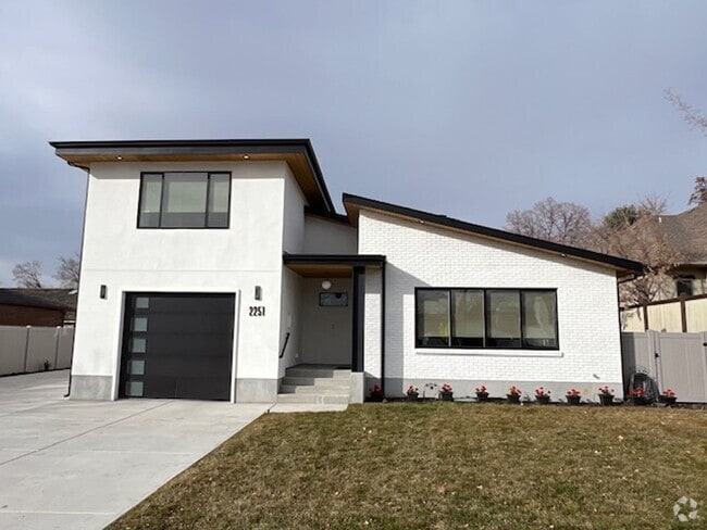 Building Photo - ABSOLUTELY UNBELIEVABLE NEW HIGH END CUSTO... Rental
