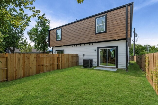 Building Photo - 8605 Amadwe St