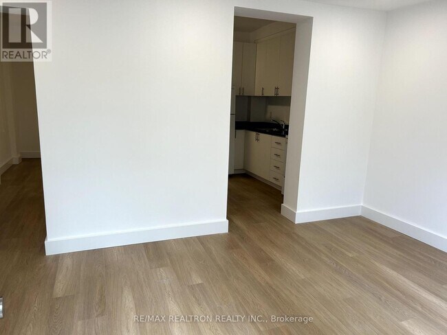 Photo - 1293 Gerrard St E